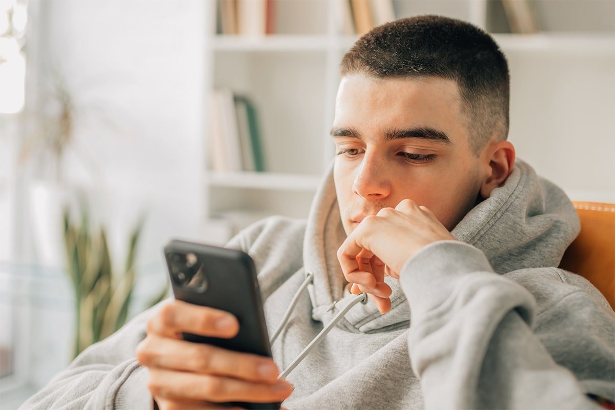 Helping Teens Navigate Social Media: Balancing Connection and Mental Well-Being